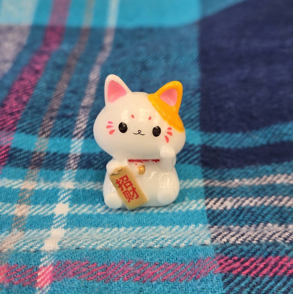 🍒🍒 White and Gold Lucky Cat Figurine